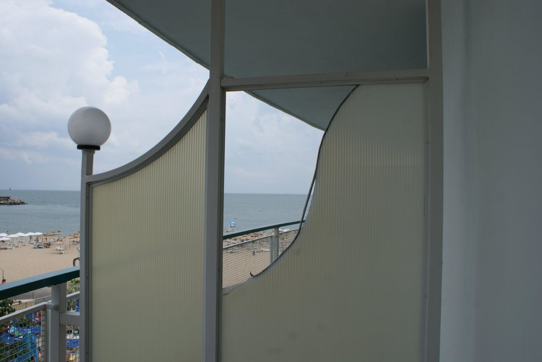 Popękane pleksi oddzielajace balkony Berlin Golden Beach