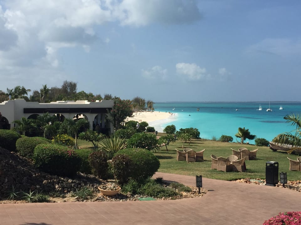 Blick vom Hotel/Pool zum Strand nach links Hotel Riu Palace Zanzibar