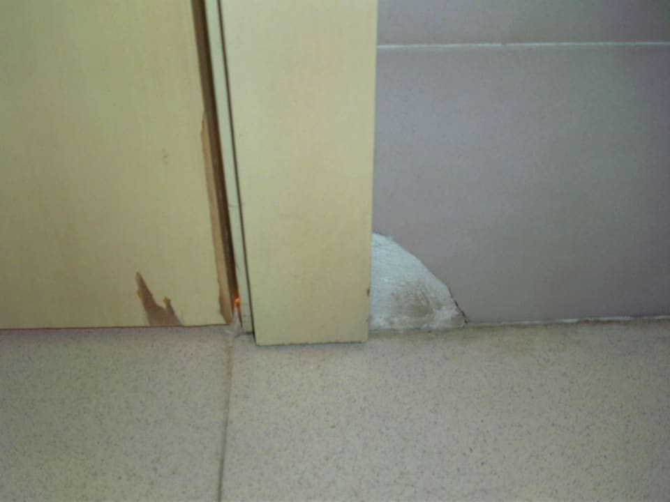 Bad - Türe und Fliese kaputt Alcudia Garden Aparthotel