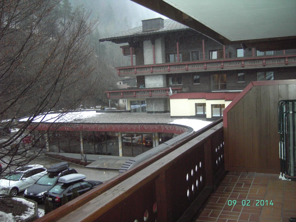 Balkon Bergseite mit Blick zum Hoteleingang Hotel Bellevue am See