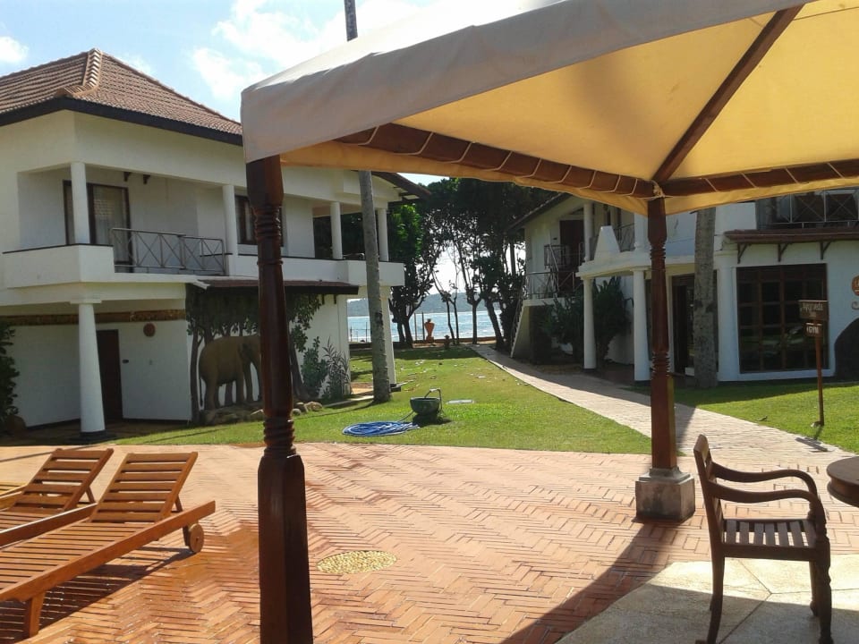 Garten mit Blick zum Meer Dickwella Resort & Spa
