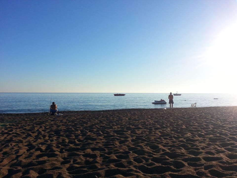 Рыбаки на пляже Belek Beach Resort Hotel