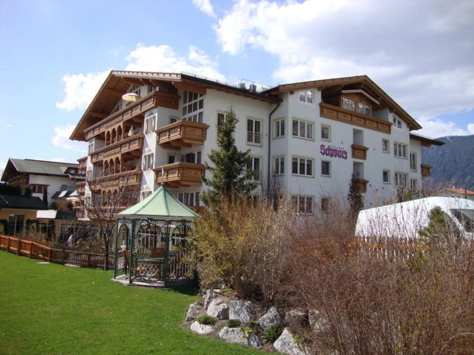 Hotel von aussen Alpenresort Schwarz