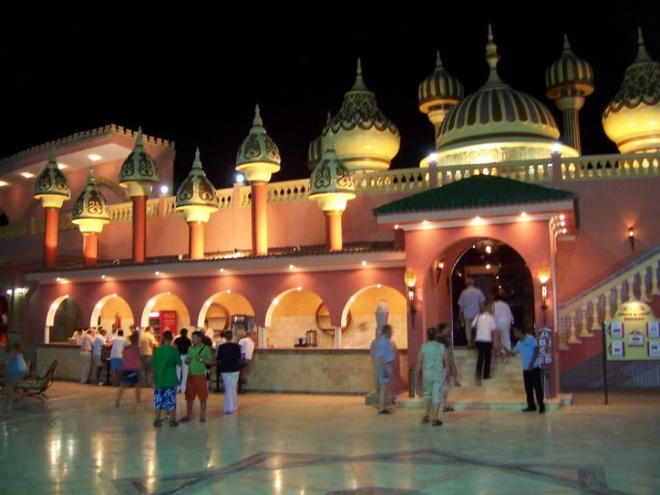 Eingang zur Showarena am Abend Pickalbatros Alf Leila Wa Leila Resort - Neverland Hurghada