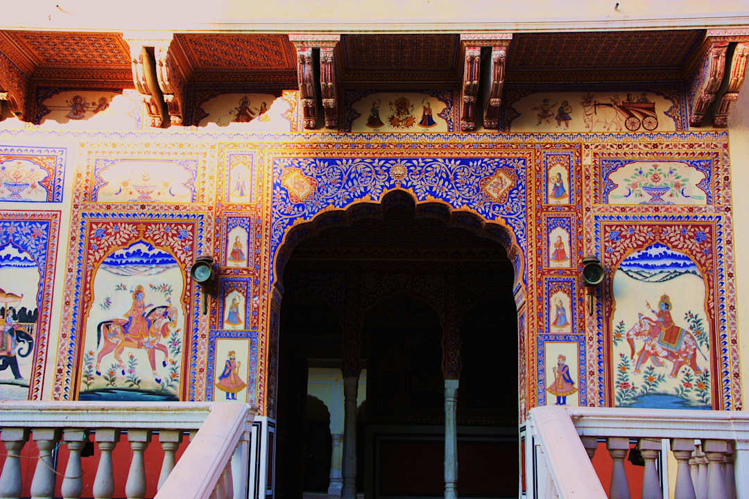 Reich verzierter Eingang Hotel Mandawa Castle