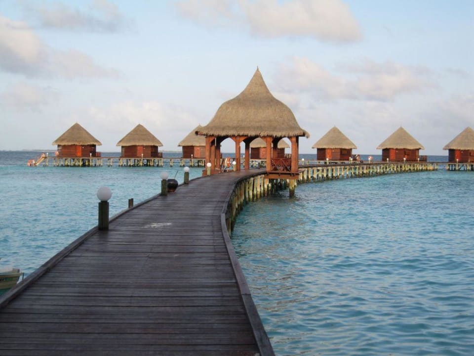 Steg zu den Wasser-Bungalows Thulhagiri Island Resort
