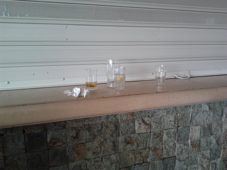 Herrenlose, gebrauchte Gläser db San Antonio Hotel + Spa