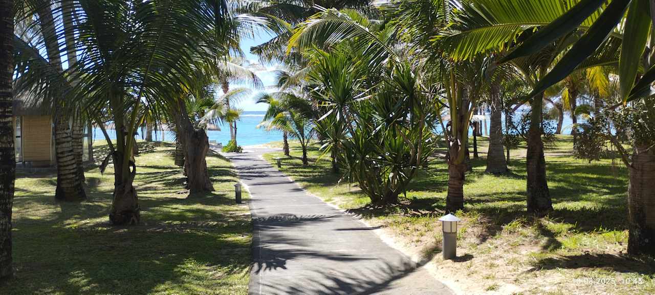 Ausblick Crystals Beach Resort Belle Mare, a member of Radisson Individuals