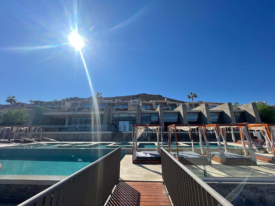 Pool The Royal Senses Resort, Curio Collection by Hilton