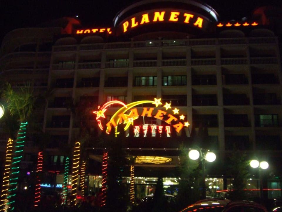Haupteingang bei Nacht Hotel Planeta