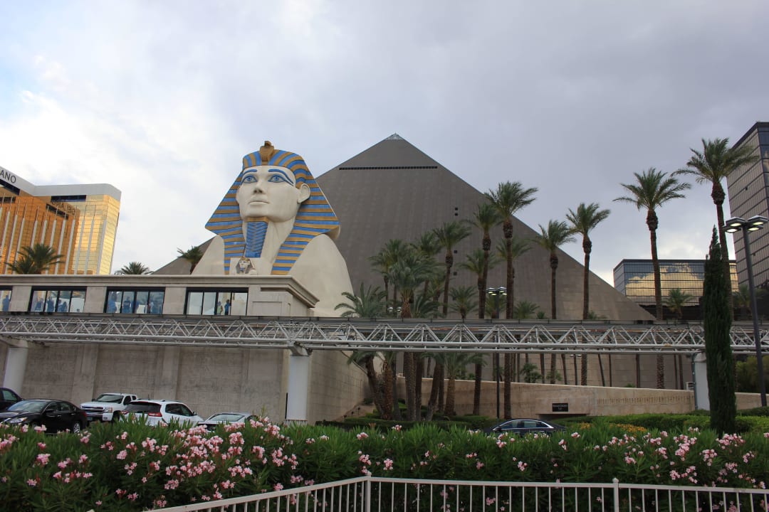 Hotel vom Strip aus Luxor Hotel & Casino