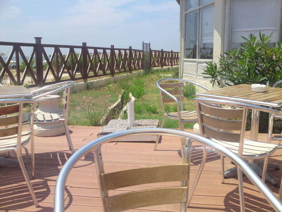 Grünanlage am á la Carte Restaurant Sandy Beach Resort