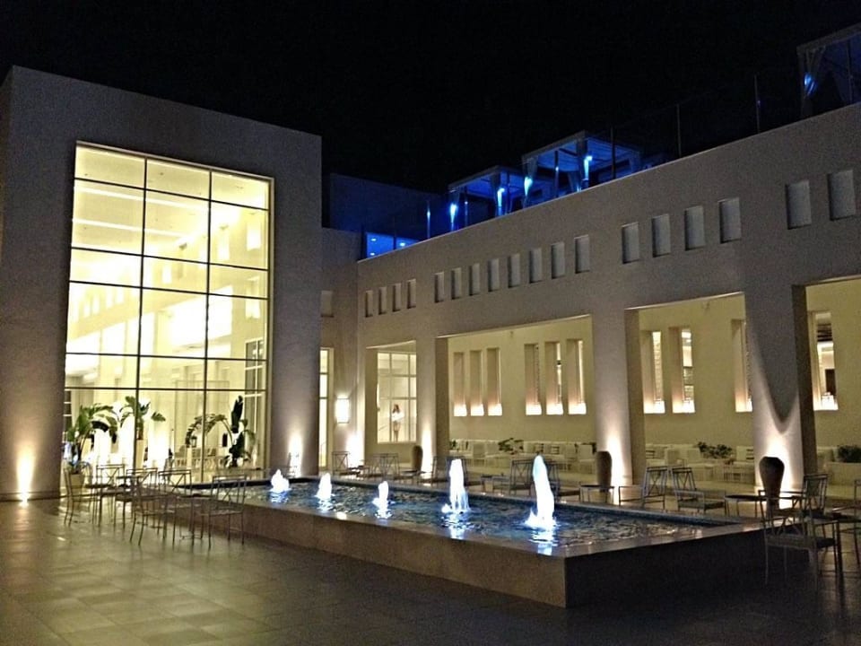 Wyjście z holu na teren hotelu Jaz Aquaviva