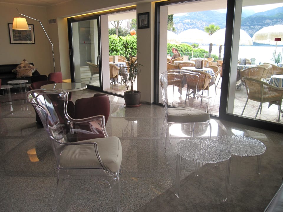 Hotelhalle mit Sonnenterrasse Hotel Castello Lake Front