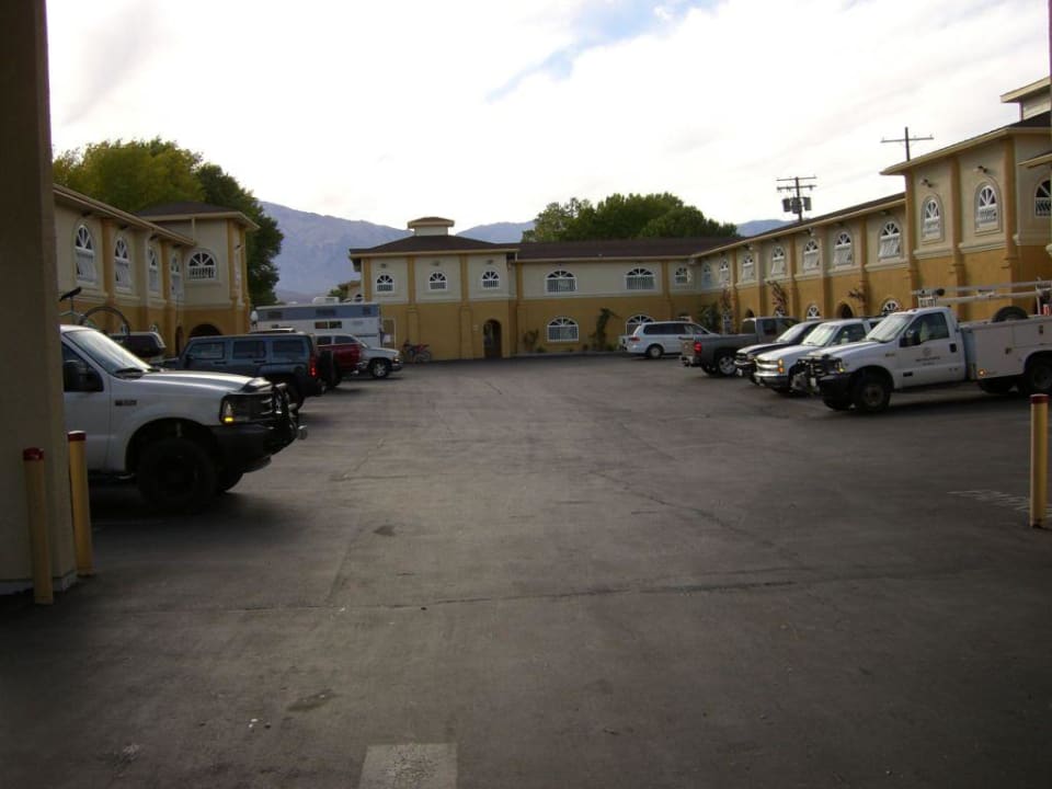 Typisches Motel, Autos vor den Zimmern Best Western Plus Holiday Bishop Spa Lodge