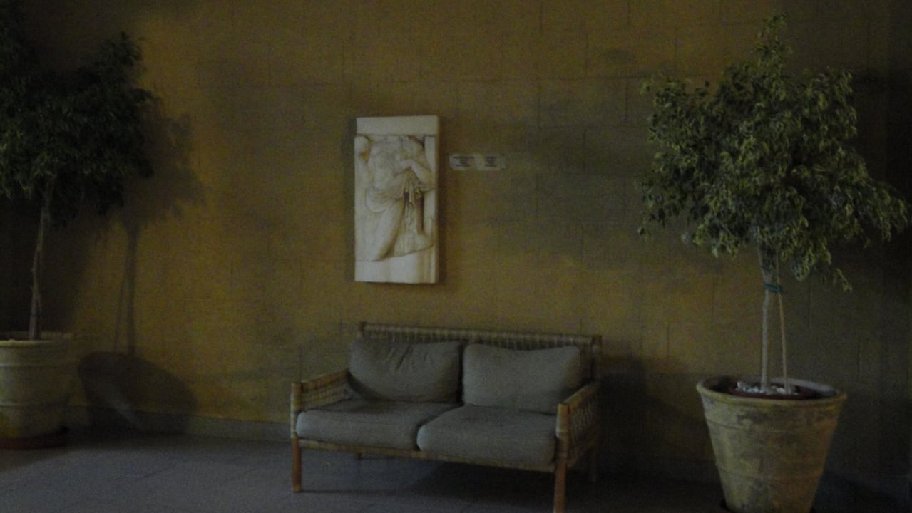 Vor dem Hotel-Eingang Hotel Horizon Beach Resort