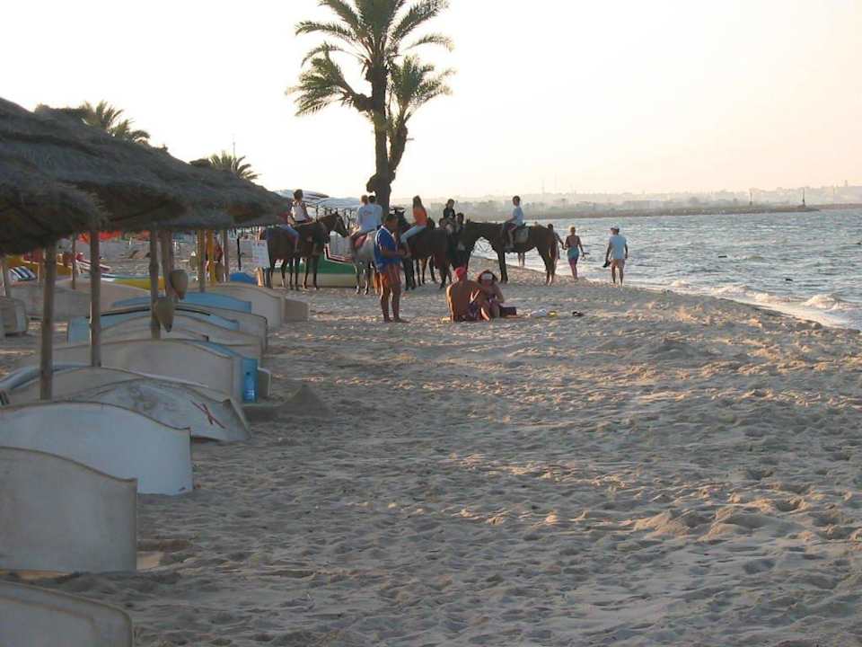 Hotelstrand mit Sousse im Hintergrund Houda Golf & Beach Club