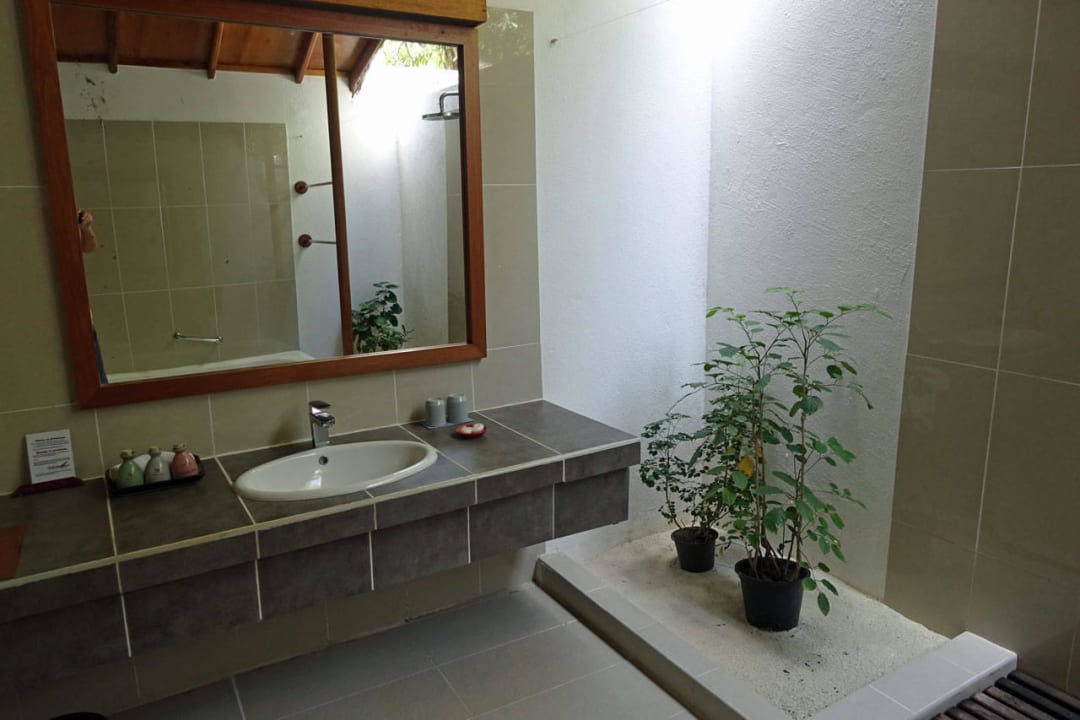 Großzügige Badeausstattung NH Collection Maldives Reethi Resort