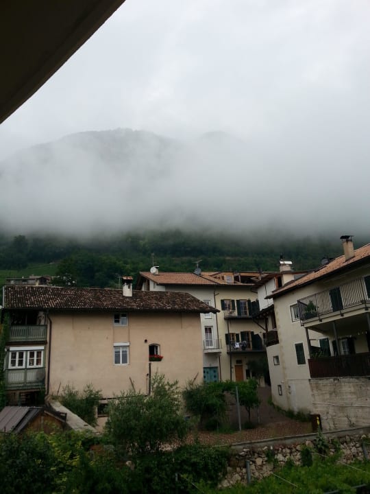 Uitzicht op berg met laaghangende bewolking Gasthof Hotel Terzer