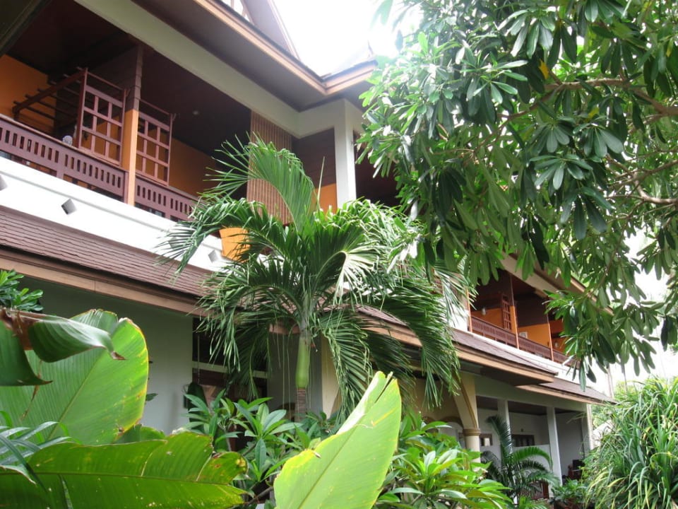 Hauptgebäude mit den Zimmern im ersten Stock Kanok Buri Resort