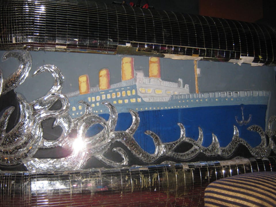 Disco hier sitzt der DJ Titanic Beach Spa & Aqua Park