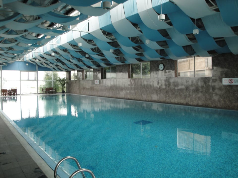 Pool on the 5th floor Hotel Swiss Grand Xiamen