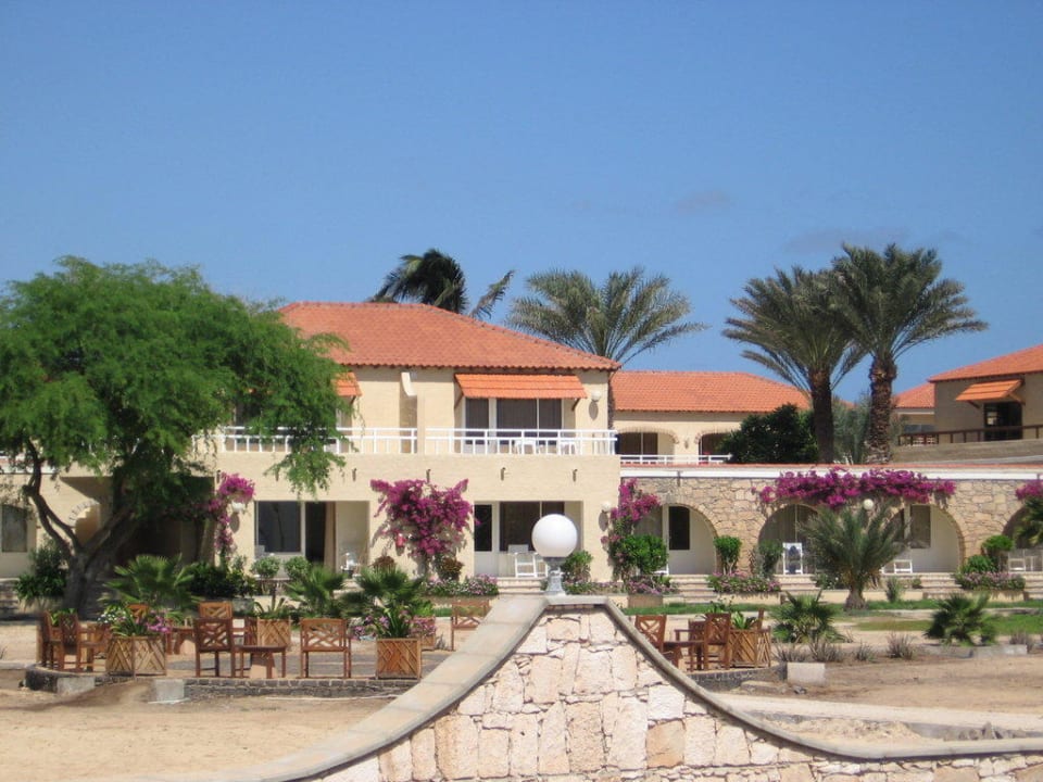 Hotelgebäude mit Garten Hotel Morabeza