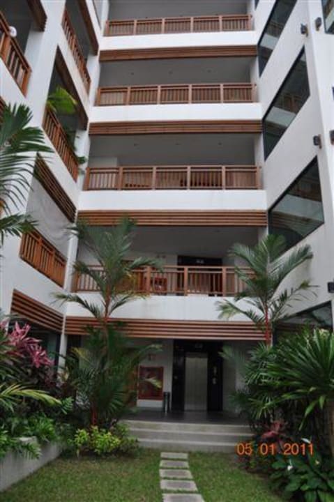 Здание отеля Surin Sabai