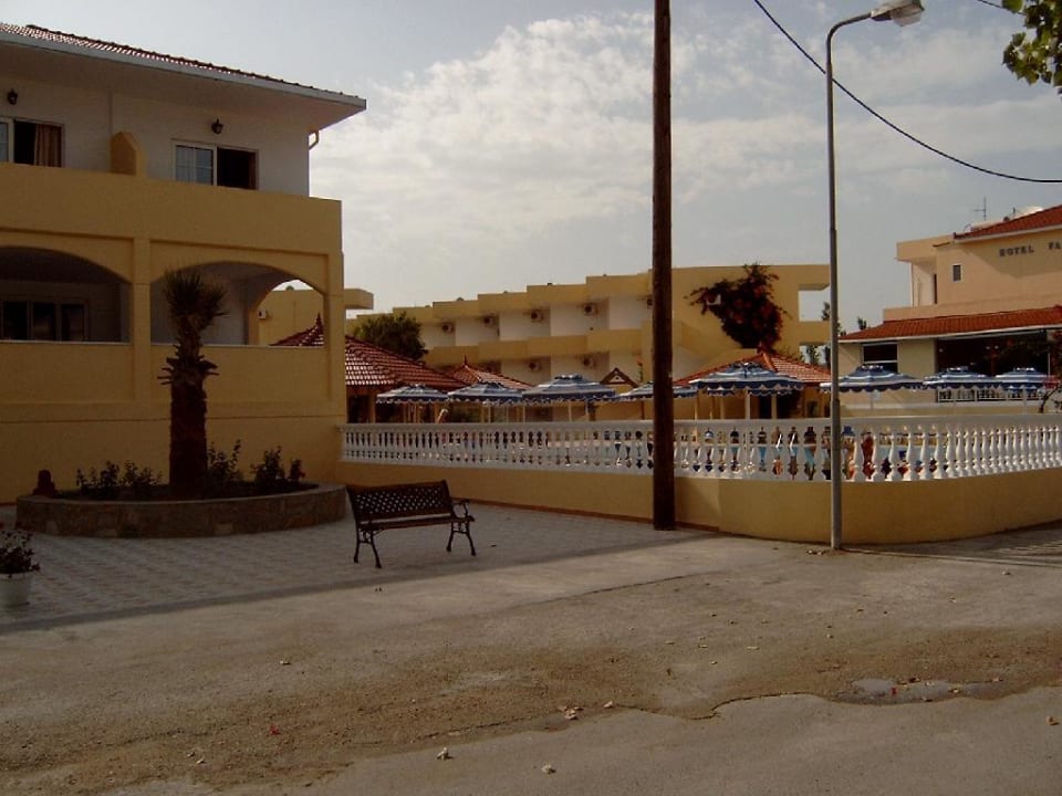 Vorderansicht Hotel mit Altbau Fantasy Hotel Rhodes