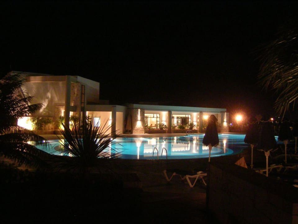 Hauptpool bei Nacht Grand Hotel Holiday Resort