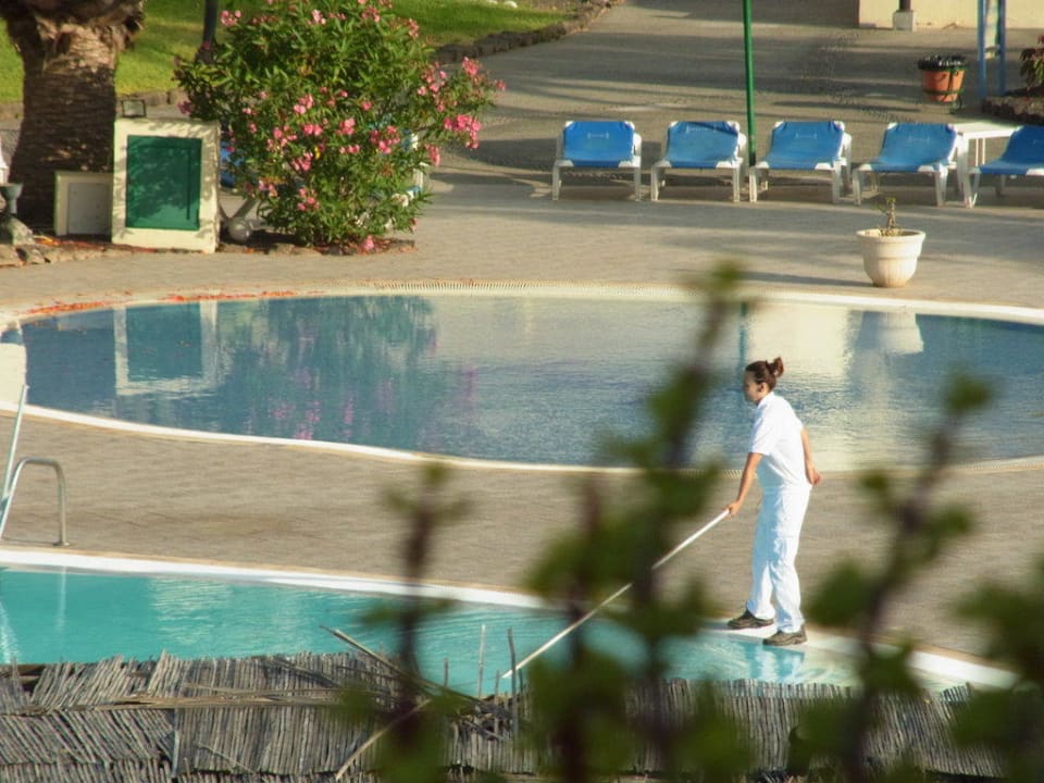 Morgends um 8 Uhr wird der Pool gereinigt Dreams Lanzarote Playa Dorada Resort & Spa