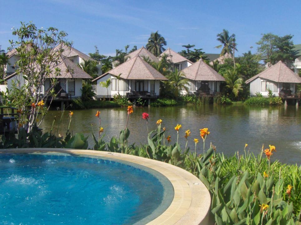 Blick aus Hotelpool über Lagune auf die Bungalows Peace Laguna Resort and Spa