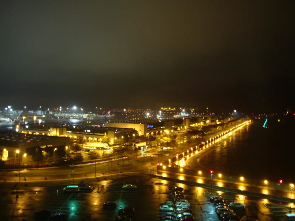 Rollfeld vom Zimmer aus bei Nacht Hotel Hyatt Harborside