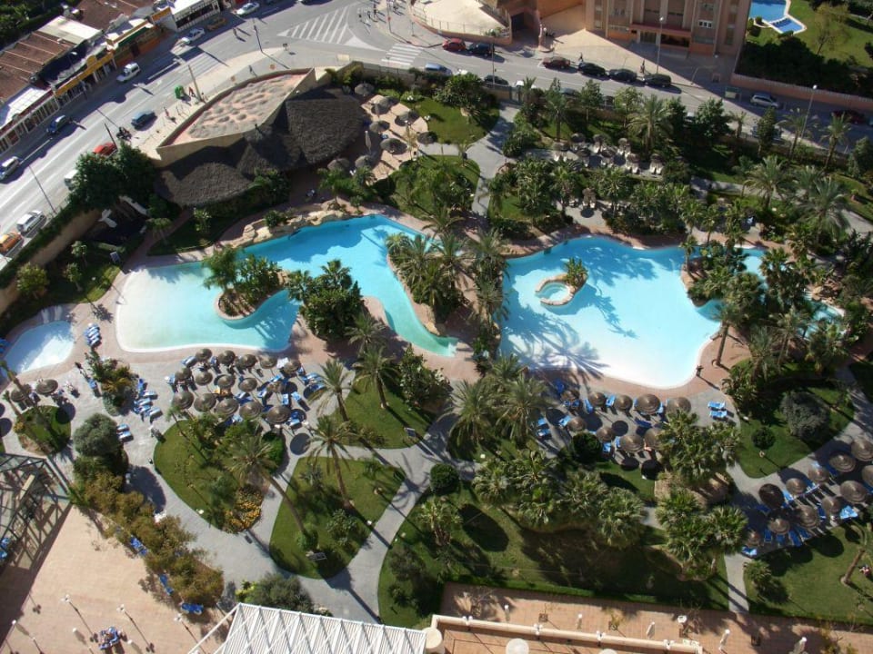 Poolanlage aus der Vogelperspektive Melia Benidorm