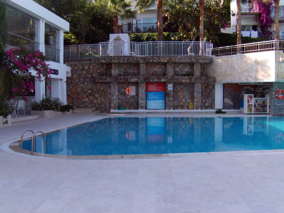 Pool vor dem Restaurant Blue Dreams Resort & Spa