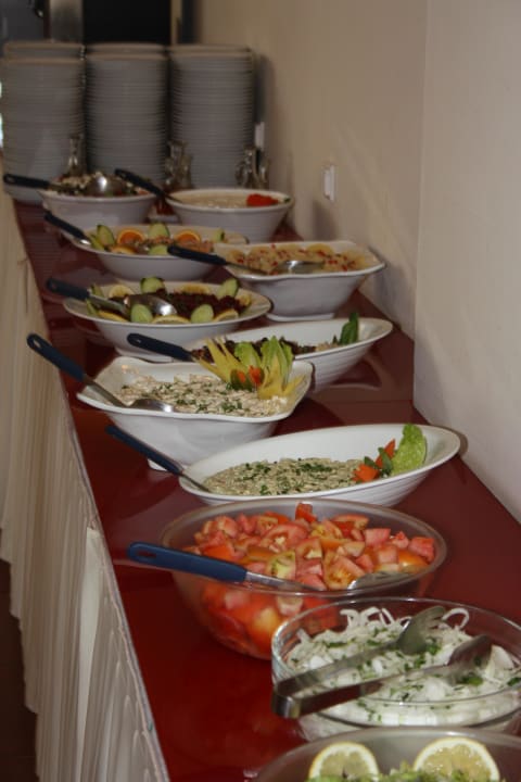 Salate wurden nicht gekühlt (2 1/2 Stunden) HARPIN Georgioupolis Resort Aquapark & SPA