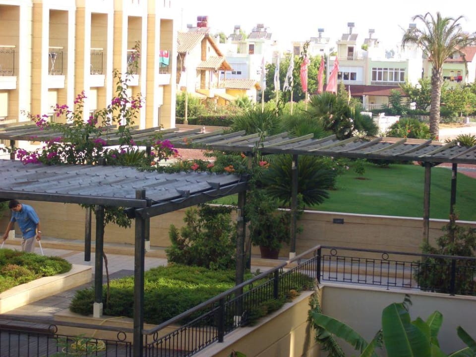 Weg zwischen den einzelnen Hotelgebäuden Dobedan Exclusive Hotel And Spa