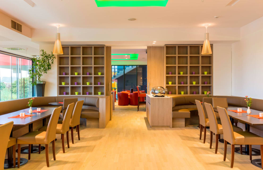 Restaurant mit Blick in die Eingangshalle All In Red Thermenhotel