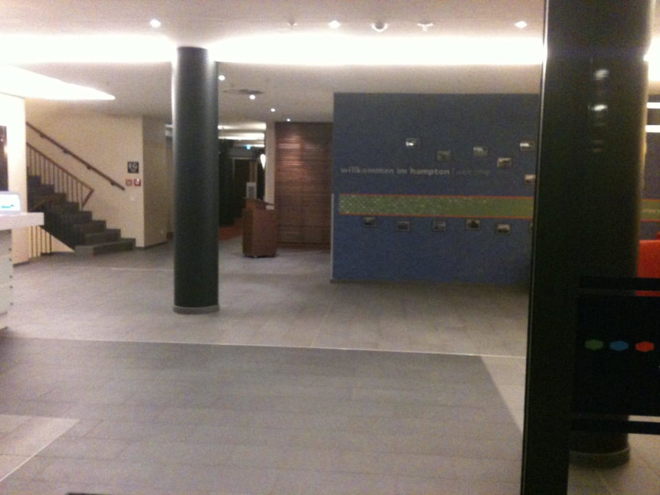 Geradeaus direkt am Eingang Hampton by Hilton Berlin City West