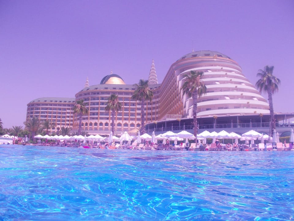 Blick vom Pool auf das Hotel Hotel Delphin Imperial