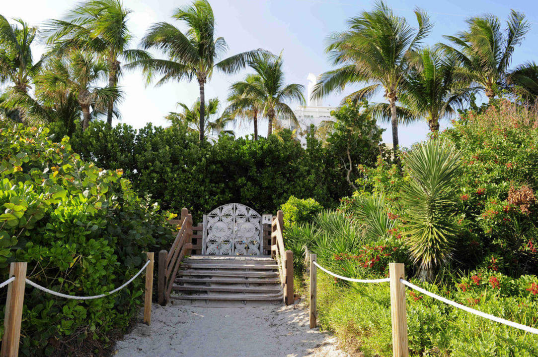 Weg vom Strand ins Hotel The Palms Hotel & Spa