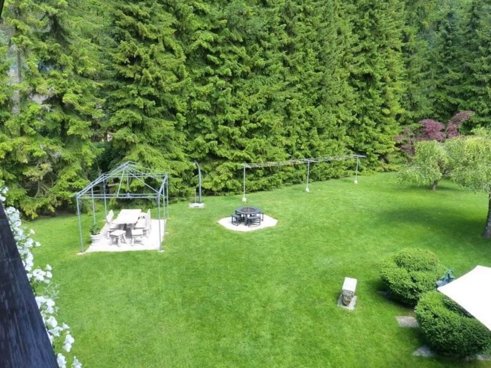 Blick vom Balkon in den hinteren Garten Haus Madlein
