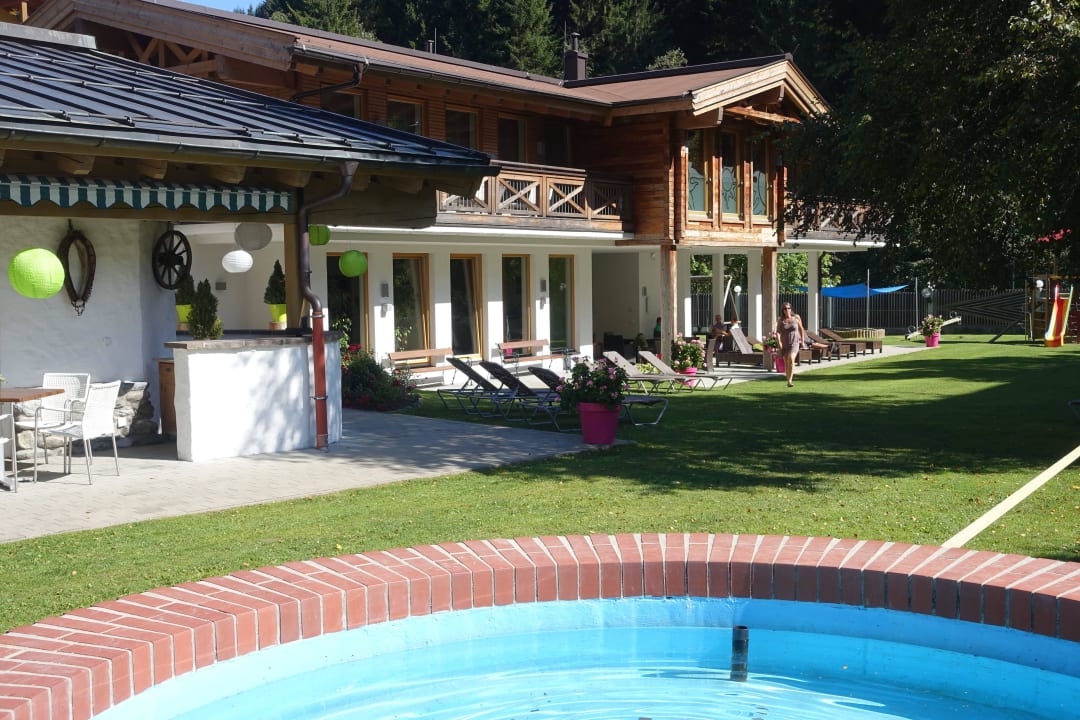 Gartenanlage mit Sonnenhaus Hotel DIE SONNE