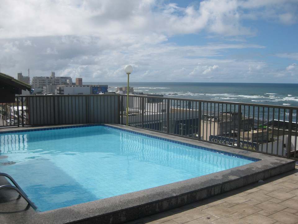 Das Beste: Pool auf dem Dach mit Meerblick. Golden Park Hotel Salvador