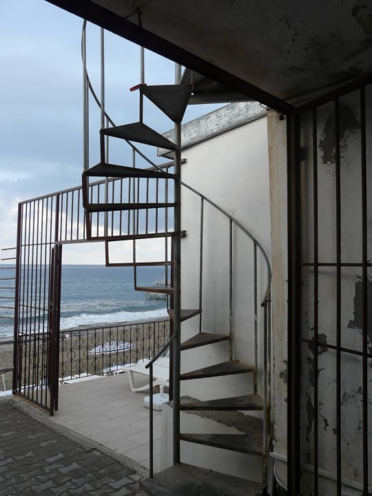 Treppe zum bus Hotel Blue Fish