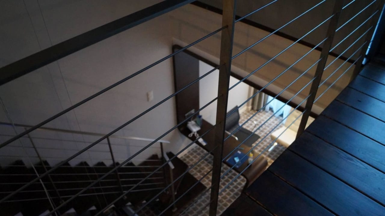 Schody na drugi poziom pokoju Marine Hotel by Zdrojowa