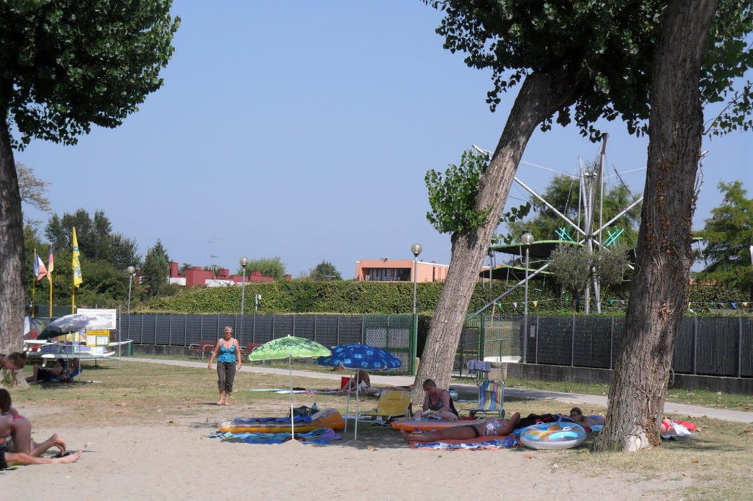 Strand mit Blick auf A The Garda Village