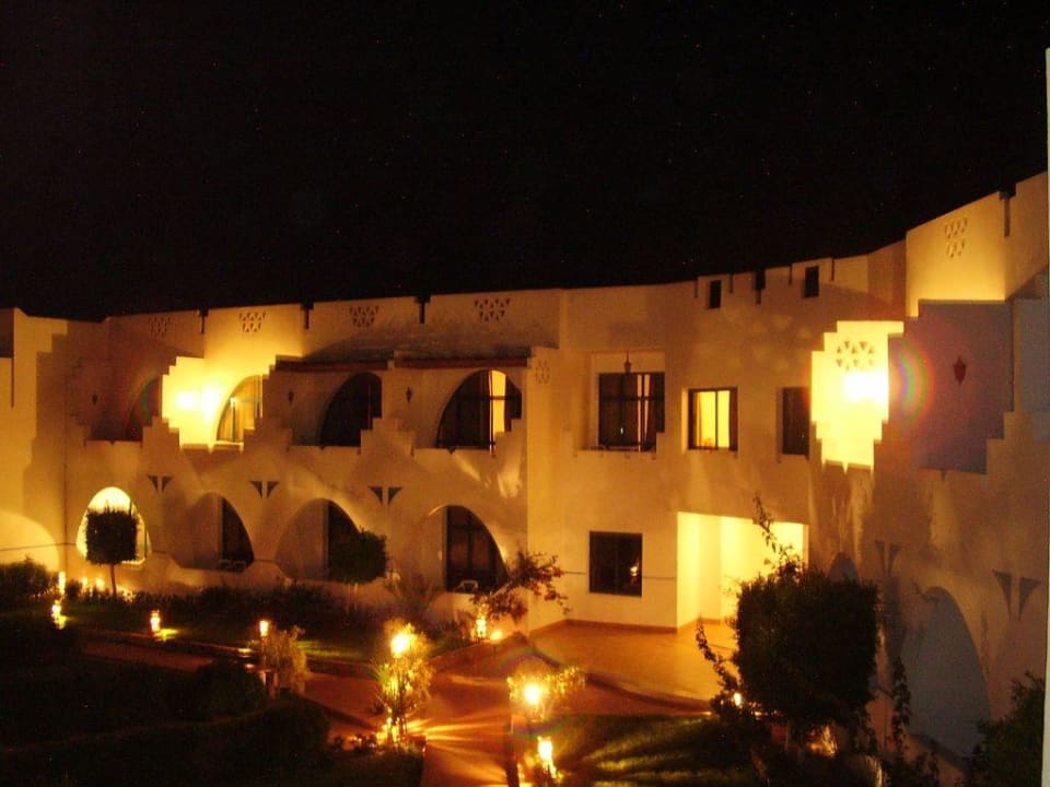 Hotel wieczorem Three Corners Equinox Beach Resort