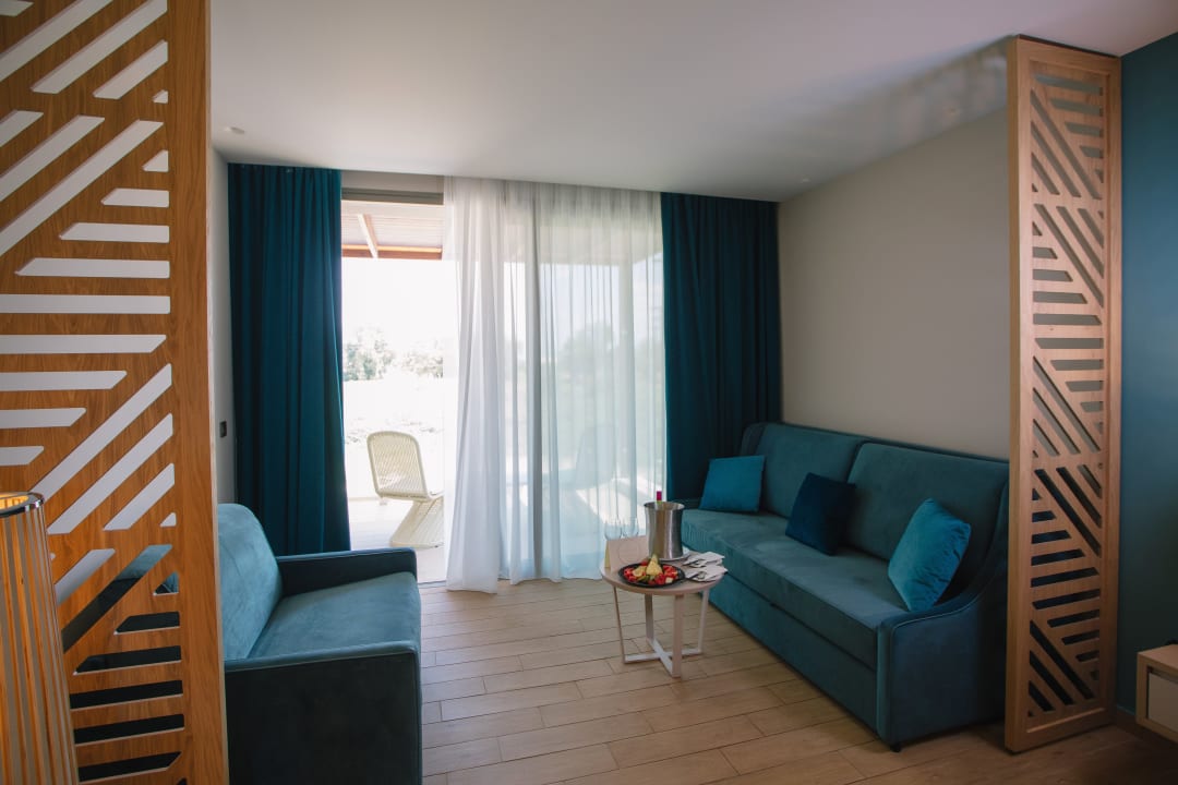 Zimmer Almyros Beach Resort & Spa