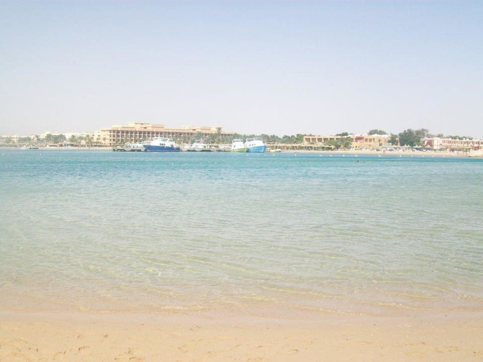 Auf das Hotel von der Sandbank des Nachbarhotels Giftun Azur Resort